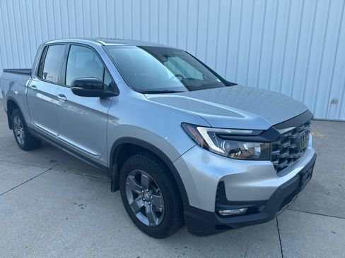Used 2025 Honda Ridgeline TrailSport image 2