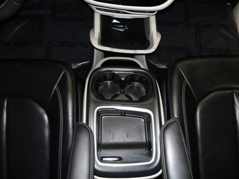 Used 2022 Chrysler Pacifica Touring-L w/ Uconnect Theater Family Group FWD image 13