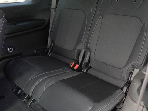 Used 2023 Jeep Grand Cherokee L Laredo image 14