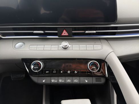 Used 2024 Hyundai Elantra SEL w/ Convenience Package image 19