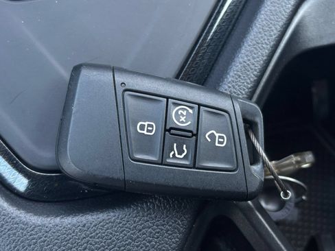Used 2025 Volkswagen Taos SE FWD image 21