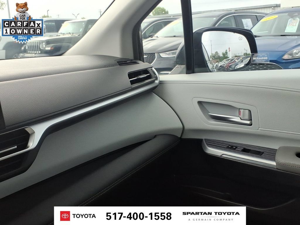 Used 2025 Toyota Sienna XLE FWD image 24