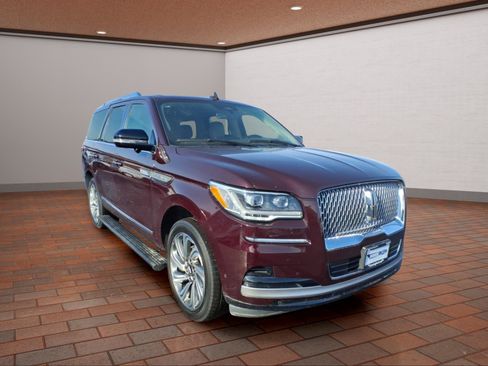 Used 2023 Lincoln Navigator Reserve AWD/4WD image 2
