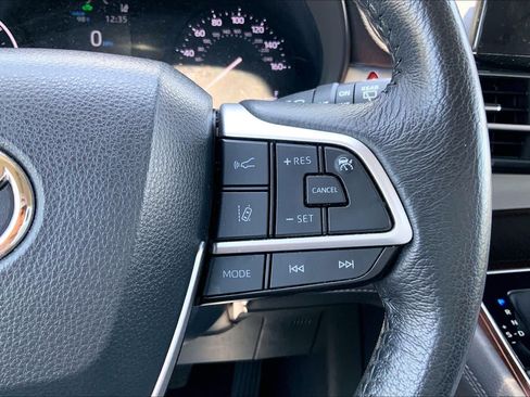 Used 2024 Toyota Sienna XLE FWD image 25