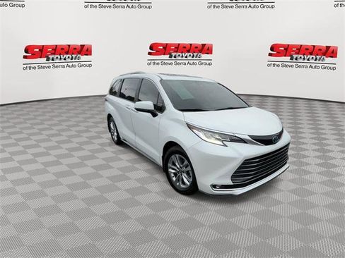 Certified 2024 Toyota Sienna Limited image 3