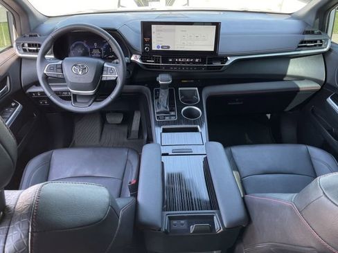 Used 2025 Toyota Sienna XSE AWD/4WD image 11