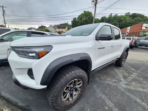 Used 2025 Chevrolet Colorado ZR2 w/ Technology Package AWD/4WD image 3