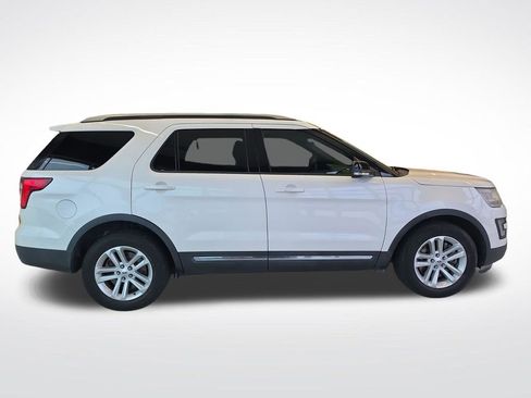 Used 2017 Ford Explorer XLT w/ Equipment Group 202A FWD image 8