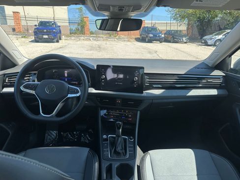 Used 2025 Volkswagen Jetta SE image 32