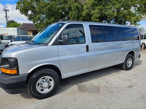 Used 2017 Chevrolet Express 3500 LS image 3