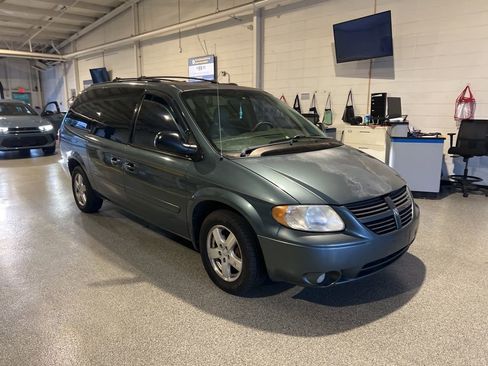 Used 2005 Dodge Grand Caravan SXT w/ Leather Interior Group image 3