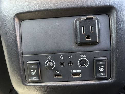 Used 2017 Nissan Pathfinder Platinum w/ Family Entertainment Package image 40