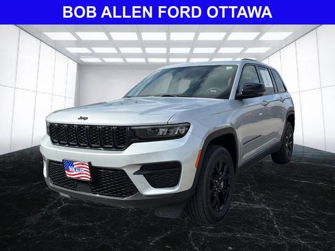 Used 2025 Jeep Grand Cherokee Altitude AWD/4WD image 9
