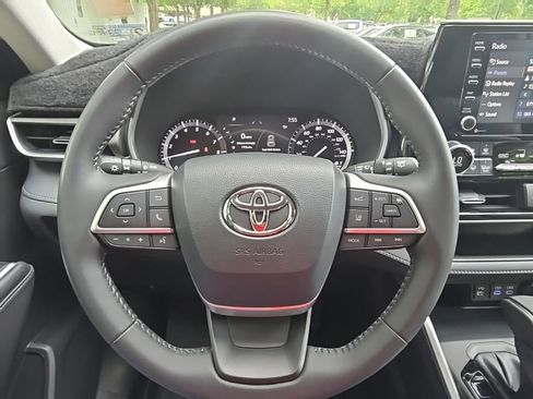 Used 2022 Toyota Highlander XLE AWD/4WD image 19
