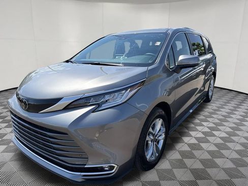Used 2026 Toyota Sienna Limited FWD image 3