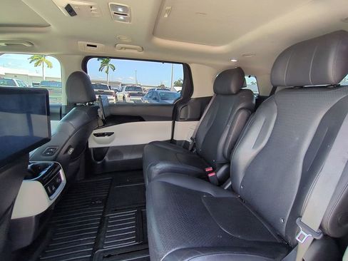 Used 2023 Kia Carnival SX Prestige image 13