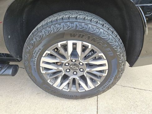 Used 2025 Chevrolet Suburban Z71 image 25