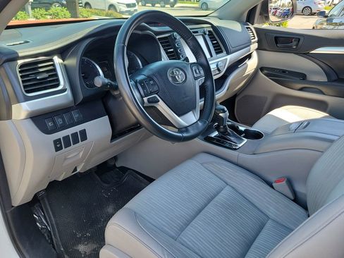 Used 2018 Toyota Highlander Plus w/ Carpet Mat Package (TMS) FWD image 18