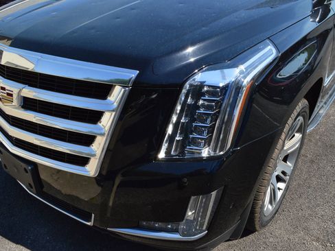Used 2017 Cadillac Escalade Luxury AWD/4WD image 3