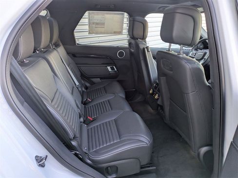 Used 2025 Land Rover Discovery S image 34
