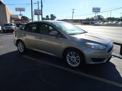 Used 2015 Ford Focus SE image 2