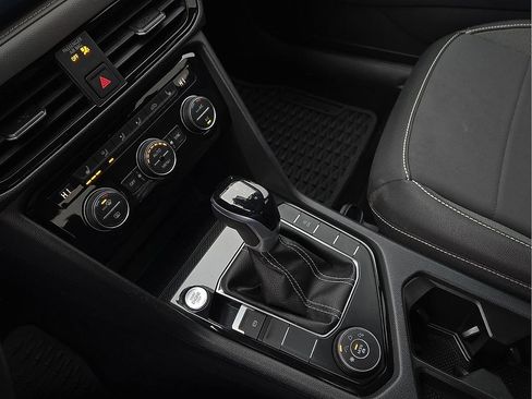 Used 2024 Volkswagen Taos SE image 21