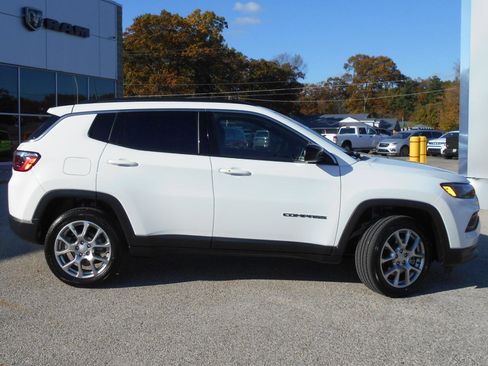 Certified 2024 Jeep Compass Latitude image 26