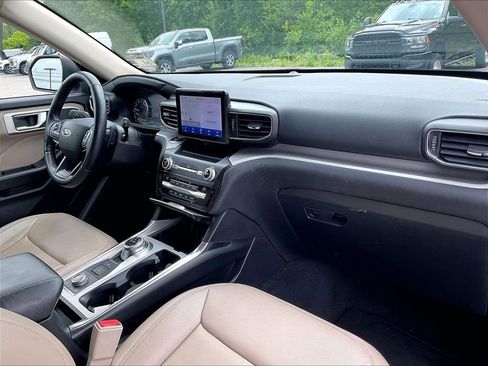 Used 2020 Ford Explorer XLT w/ Equipment Group 202A AWD/4WD image 13