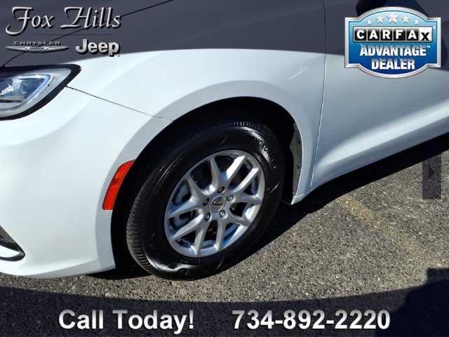 Used 2023 Chrysler Pacifica Touring-L FWD image 5