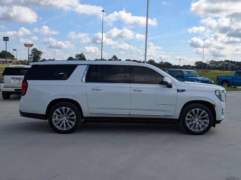 Used 2023 GMC Yukon XL Denali w/ Advanced Technology Package AWD/4WD image 6