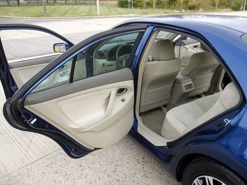 Used 2011 Toyota Camry LE image 24