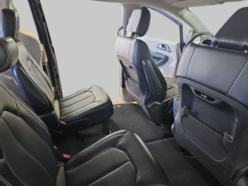 Used 2024 Chrysler Pacifica Touring-L FWD image 13
