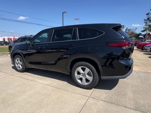 Used 2023 Toyota Highlander L image 4