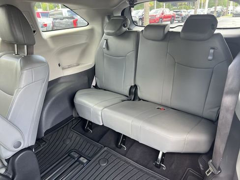 Used 2023 Toyota Sienna XLE FWD image 33