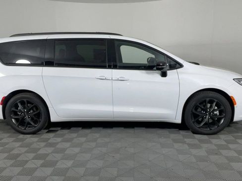 New 2025 Chrysler Pacifica Limited image 3