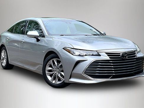 Used 2021 Toyota Avalon XLE w/ Moonroof Package FWD image 2