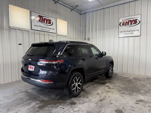 Used 2024 Jeep Grand Cherokee Limited AWD/4WD image 3