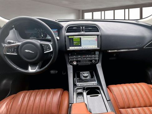 Used 2019 Jaguar F-PACE Portfolio image 15