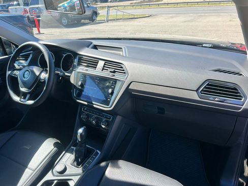 Used 2020 Volkswagen Tiguan SE w/ Panoramic Sunroof Package image 22