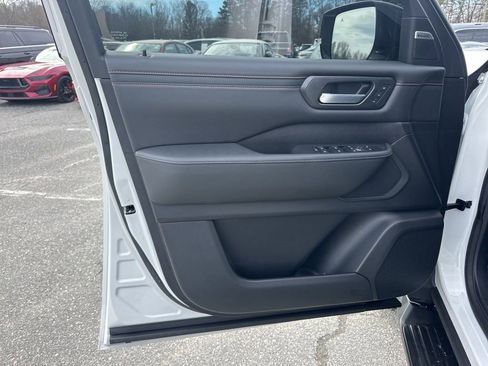 Used 2025 Nissan Armada PRO-4X image 28