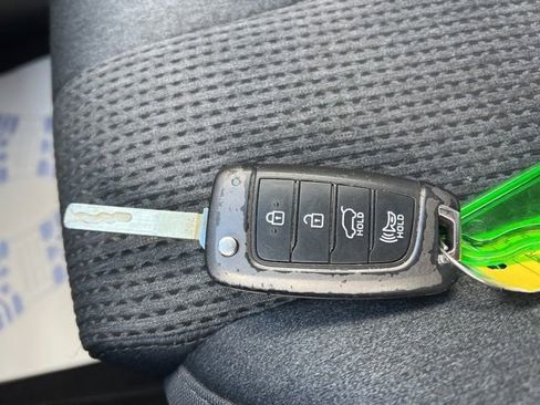 Used 2019 Hyundai Santa Fe SE image 32