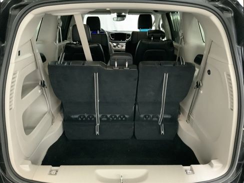 Used 2024 Chrysler Pacifica Touring-L FWD image 8