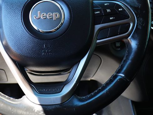 Used 2019 Jeep Cherokee Latitude Plus w/ Comfort/Convenience Group FWD image 56