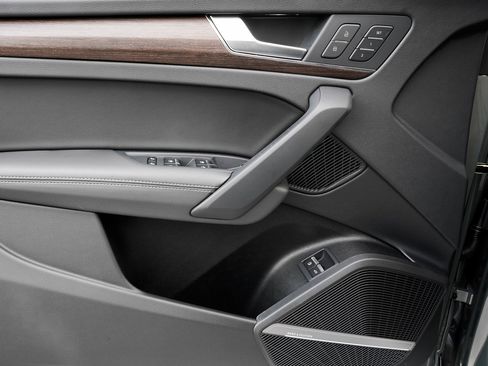 Certified 2024 Audi Q5 e Premium Plus image 23