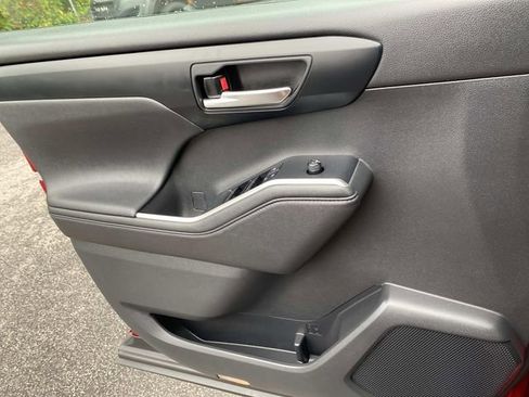 Used 2020 Toyota Highlander XLE image 17