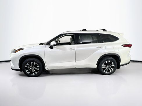Used 2021 Toyota Highlander XLE AWD/4WD image 8