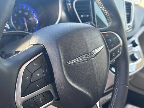 Used 2024 Chrysler Pacifica Touring-L FWD image 4