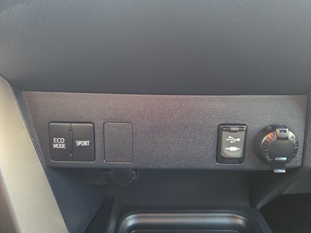Used 2018 Toyota RAV4 LE w/ All Weather Liner Package AWD/4WD image 23