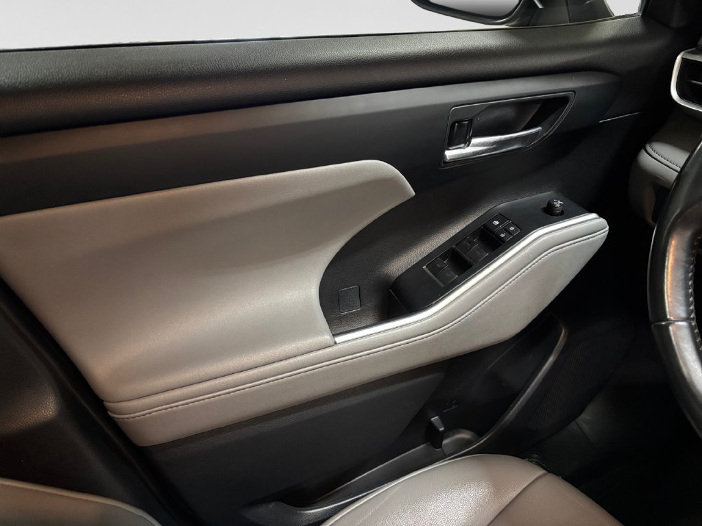 Used 2021 Toyota Highlander XLE FWD image 17