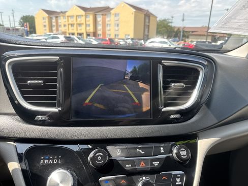 Used 2020 Chrysler Pacifica Touring-L Plus FWD image 19